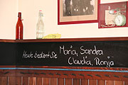 wer bedient sie heute? Die Tafel an der Tür zeigt es an im Gasthof Bogenrieder in Waidhausen (©Foto:MartiN Schmitz)